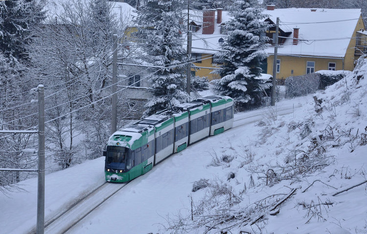 Сняг затрупа Австрия, парализира движението по пътищата