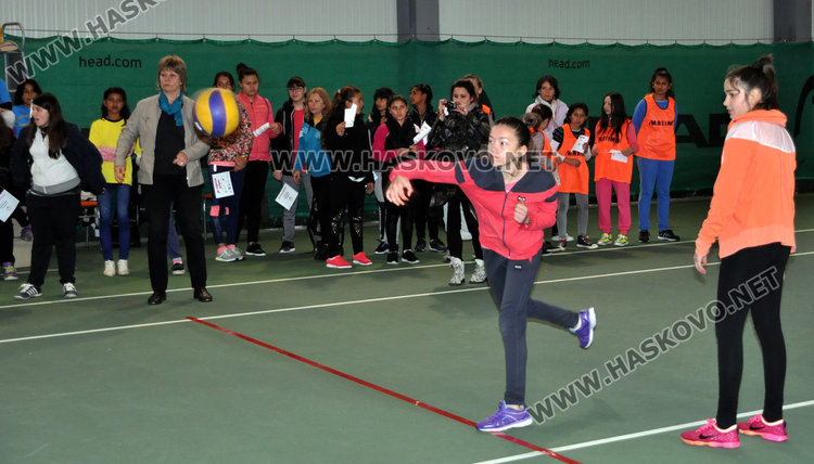 Футбол и народна топка за деца от Спешъл Олимпикс  
