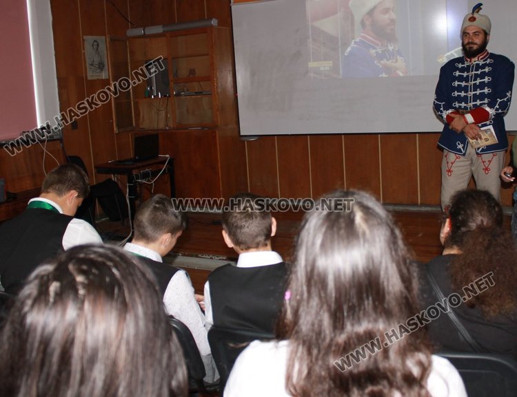 Актьорът и режисьор вече е посетил над 300 училища в България