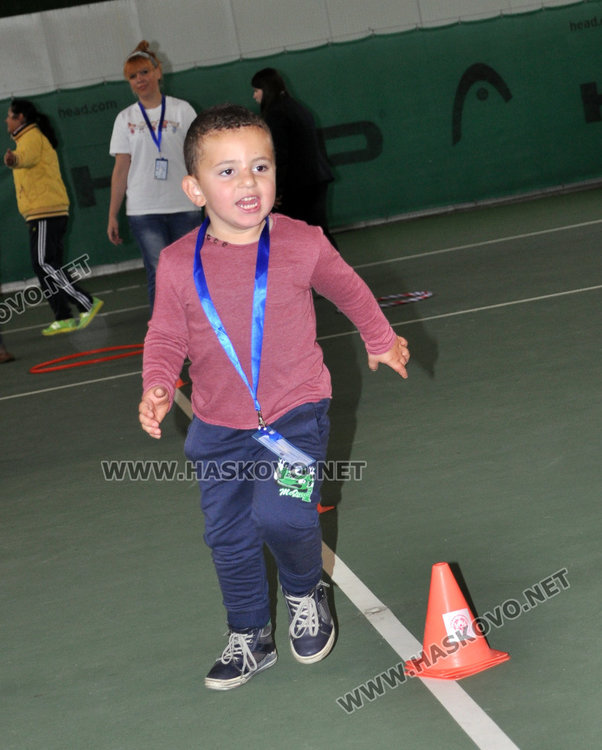 Футбол и народна топка за деца от Спешъл Олимпикс  