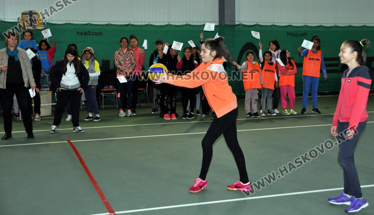 Футбол и народна топка за деца от Спешъл Олимпикс  