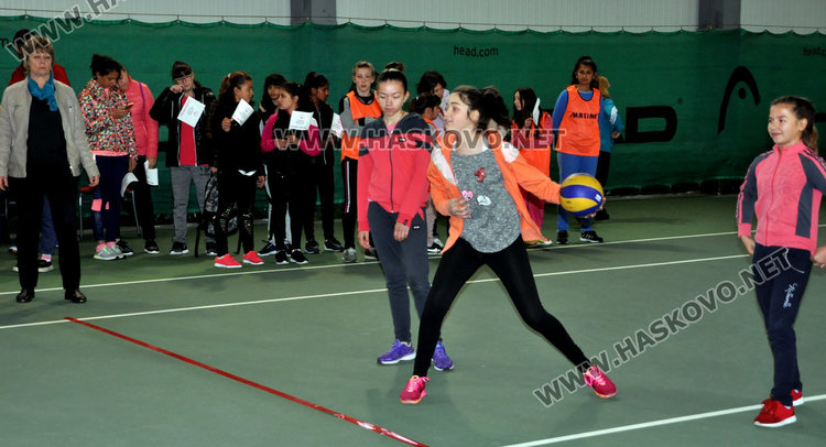 Футбол и народна топка за деца от Спешъл Олимпикс  