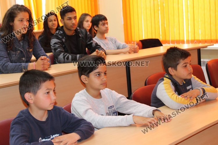 Ученици от кв.Черноконево организираха благотворителен базар за деца в нужда