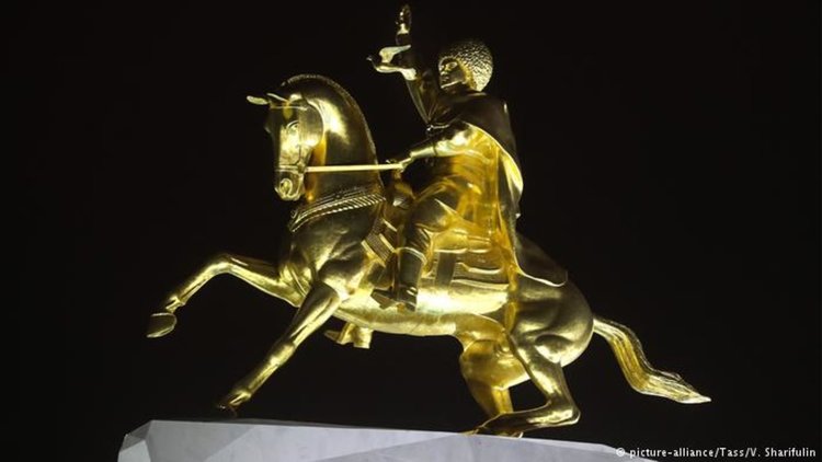 Позлатеният паметник на настоящия президент Гурбангули Бердимухамедов