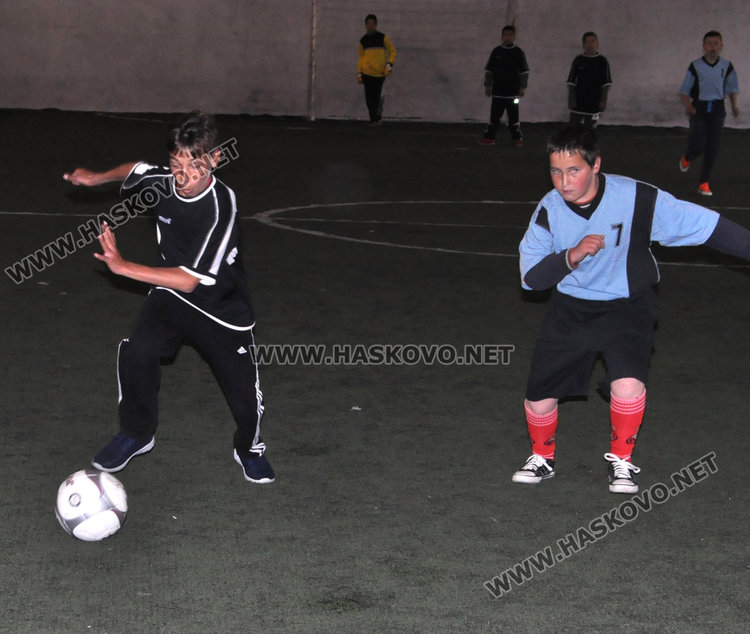 Футбол и народна топка за деца от Спешъл Олимпикс  