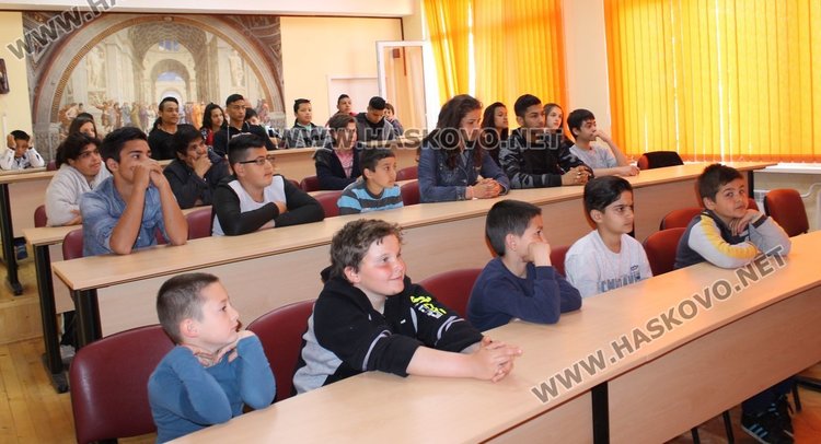 Ученици от кв.Черноконево организираха благотворителен базар за деца в нужда