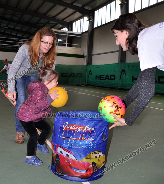 Футбол и народна топка за деца от Спешъл Олимпикс  
