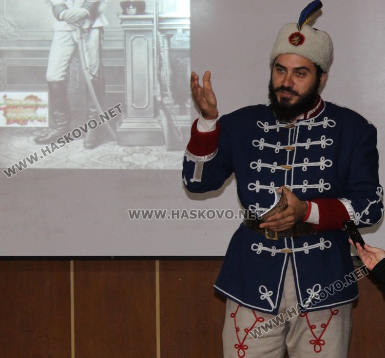 В униформа четник актьорът и режисьор Искрен Красимиров представи пред учениците проекта „НЕзабравимата България“