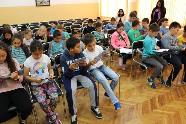 Детска книжка за безопасно движение на пътя получиха второкласници в ОУ "Алеко Константинов"