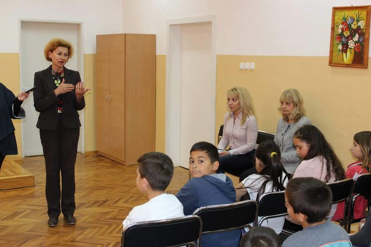 Книжката "Внимание,деца!", свързана с безопасното движение на малчуганите по пътя бе представена днес пред ученици от ОУ "Алеко Константинов"