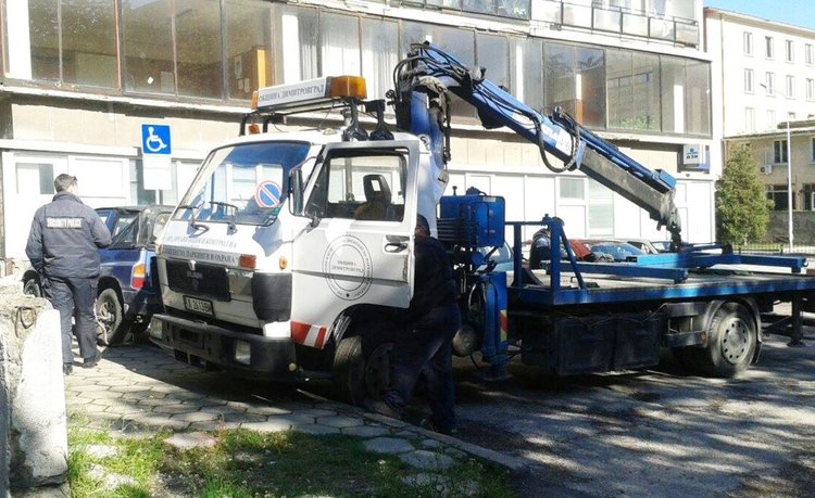 За пореден път днес се е наложила намесата на общинския паяк, който е поставил две скоби на нарушителите, снимката ни изпратиха читатели