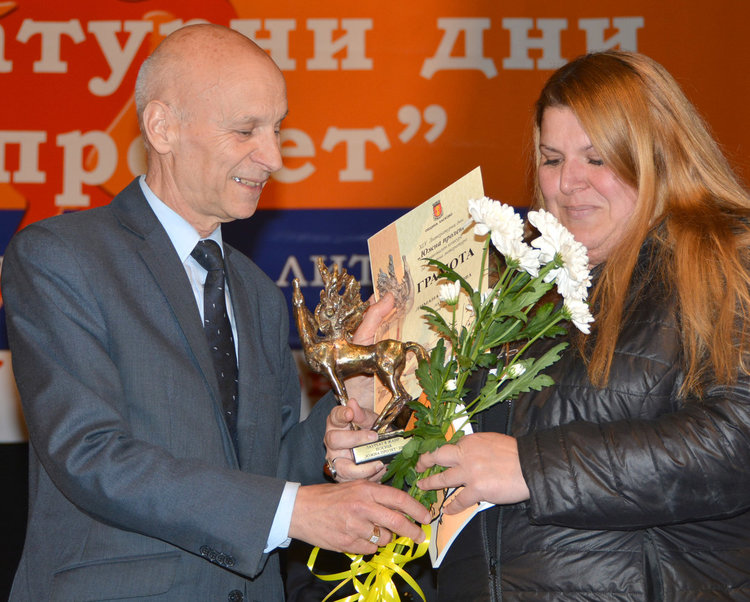 Поради заболяването на Димана Николова наградата бе получена от нейна представителка