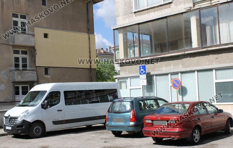 Бусът на Центъра за интегрирани услуги, паркиран на мястото си