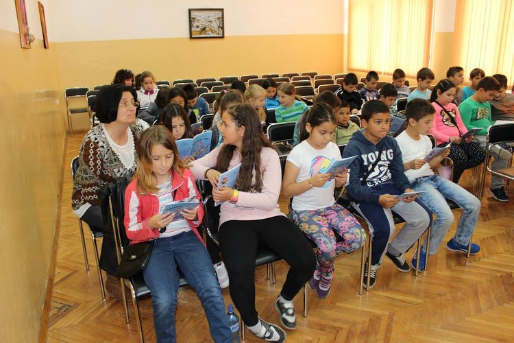 Детска книжка за безопасно движение на пътя получиха второкласници в ОУ "Алеко Константинов"