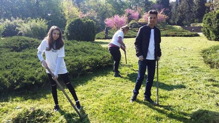 Общинският ученически парламент в Димитровград инициира днес акция по почистване на парк "П.Пенев"