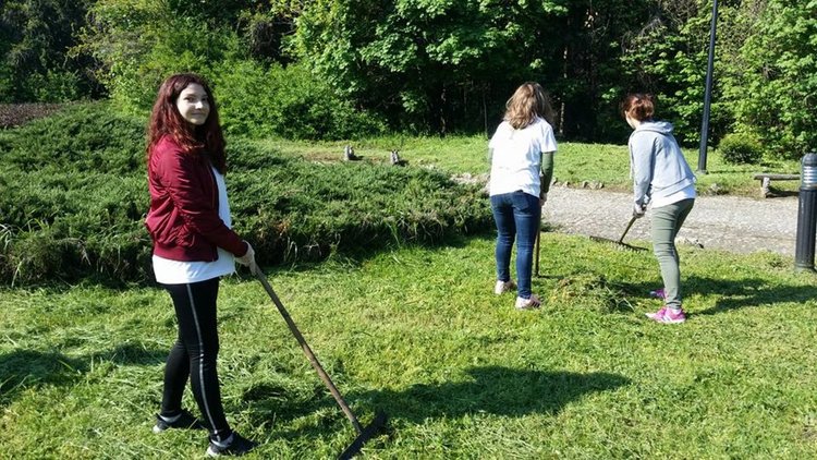 В деня на Земята: Младежи се погрижиха за зелените площи в парк "П.Пенев"