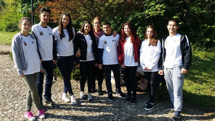 В деня на Земята: Младежи се погрижиха за зелените площи в парк "П.Пенев"