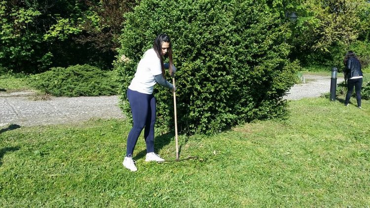 В деня на Земята: Младежи се погрижиха за зелените площи в парк "П.Пенев"