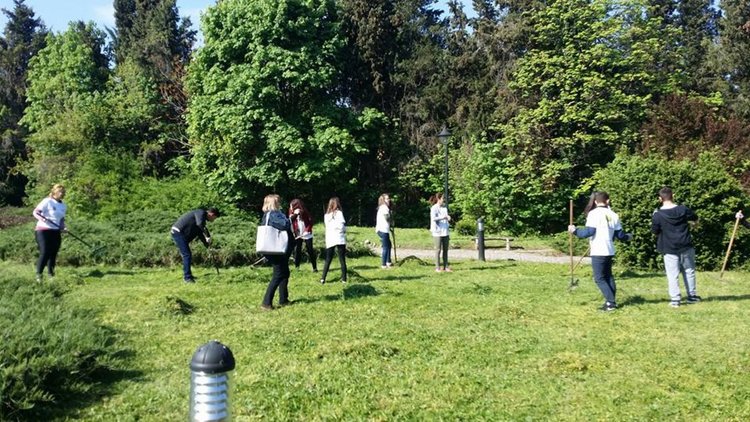 В деня на Земята: Младежи се погрижиха за зелените площи в парк "П.Пенев"