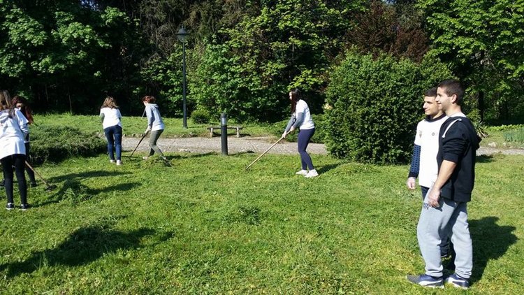 В деня на Земята: Младежи се погрижиха за зелените площи в парк "П.Пенев"