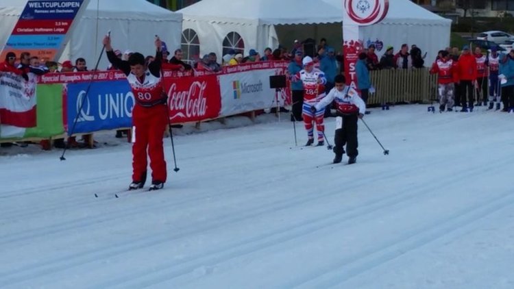 15-годишният Калин Георгиев от Смолян спечели златен медал от Световните зимни игри на Спешъл Олимпикс в Австрия в дисциплината 50 м. ски бягане. Снимка: Спешъл Олимпикс България