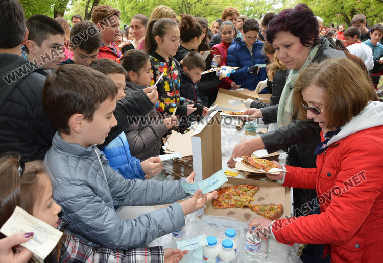 Учениците от "Климент" се забавляваха на „Пица парти” на Кенана