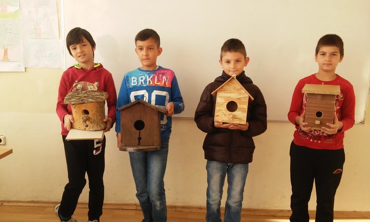 Малките третокласници от училище „Отец Паисий“ с грижа за птиците