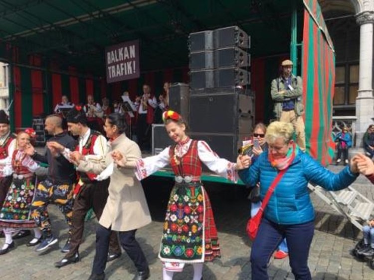 Голямото хоро в Брюксел тръгна начело с Хасково и евродепутата Ева Майдел 