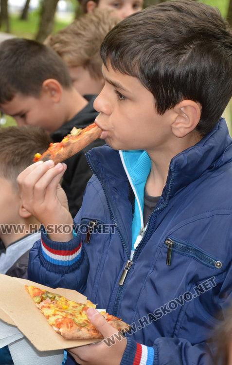 Учениците от "Климент" се забавляваха на „Пица парти” на Кенана