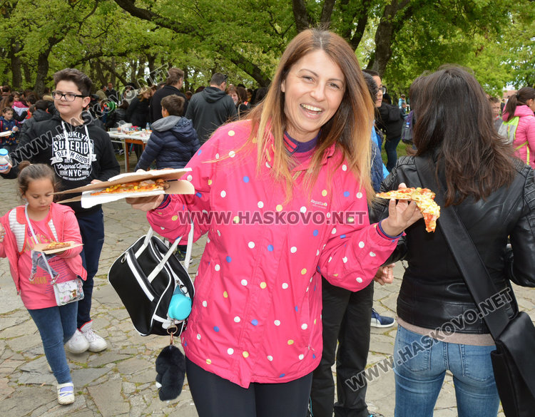 Учениците от "Климент" се забавляваха на „Пица парти” на Кенана