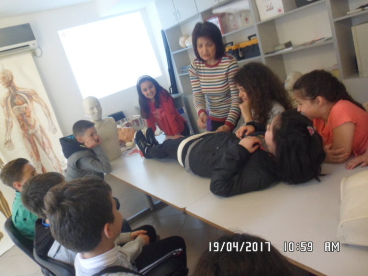 Малки природолюбители оказват първа помощ в планината