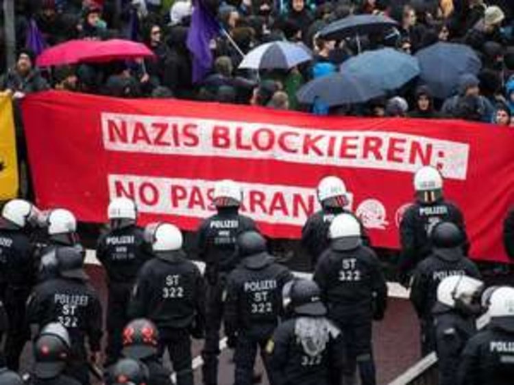 Ранени полицаи и запалена кола по време на протести в Кьолн (видео)