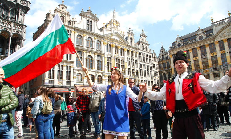 Голямото хоро в Брюксел тръгна начело с Хасково и евродепутата Ева Майдел 