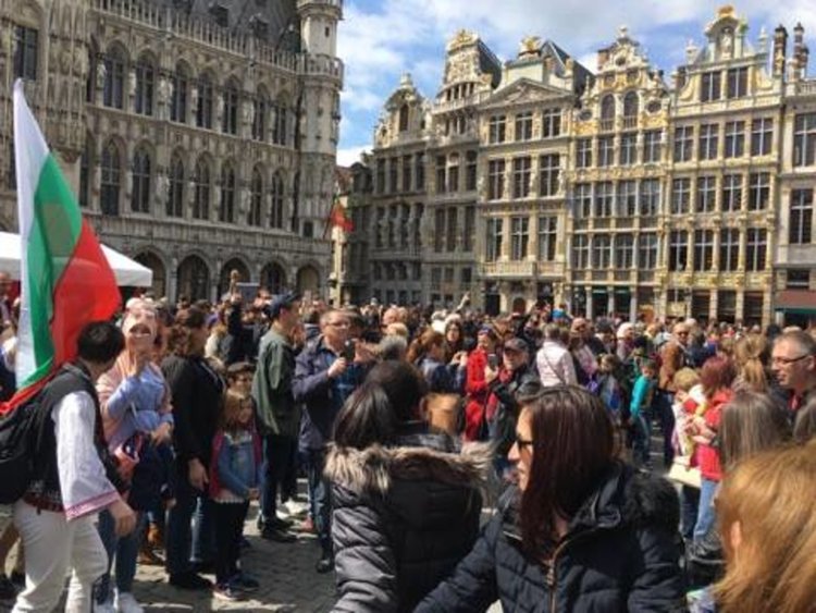 Голямото хоро в Брюксел тръгна начело с Хасково и евродепутата Ева Майдел 