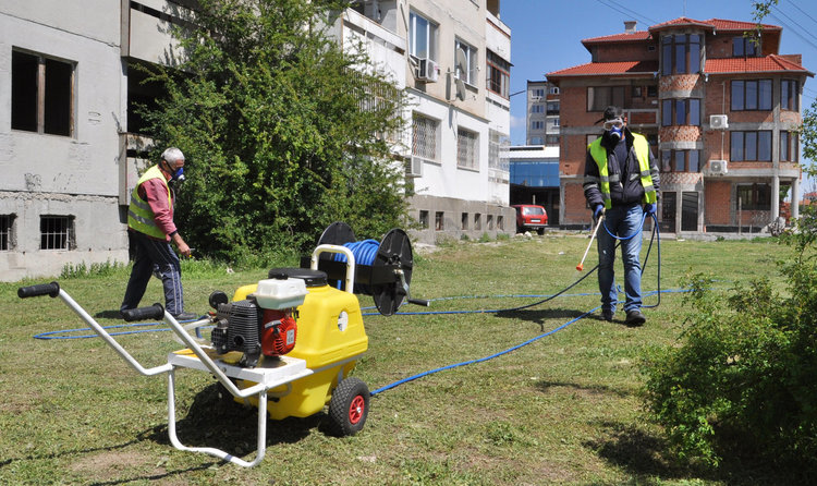 Пръскат с „Бандит“ срещу кърлежи в Хасково