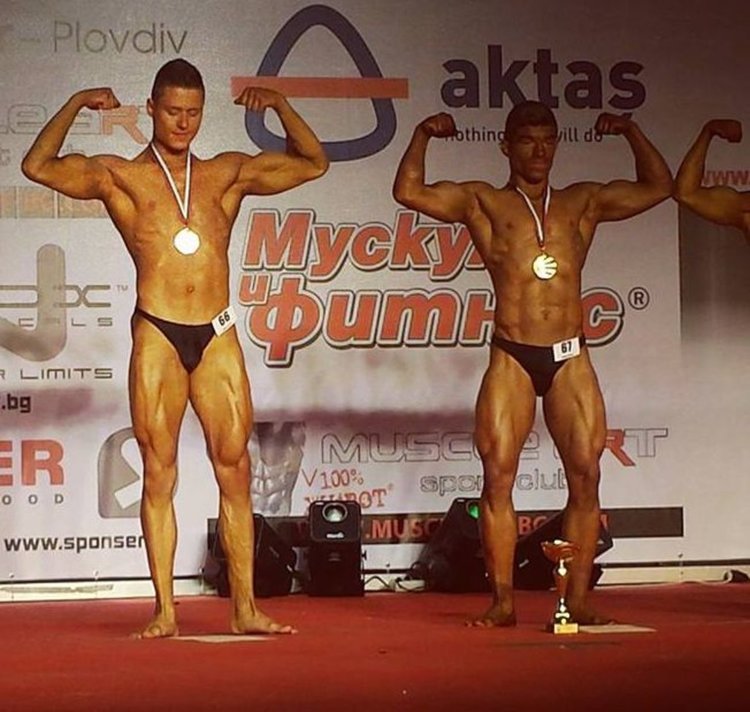 Светлин Николов (вляво) е спечелил сребърен медал