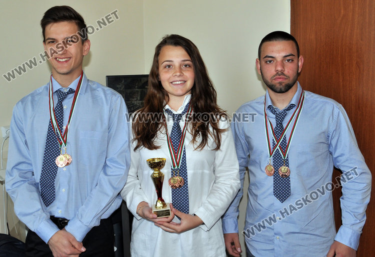 Майсторите мебелисти:Пламен, Енгин и Юзлем