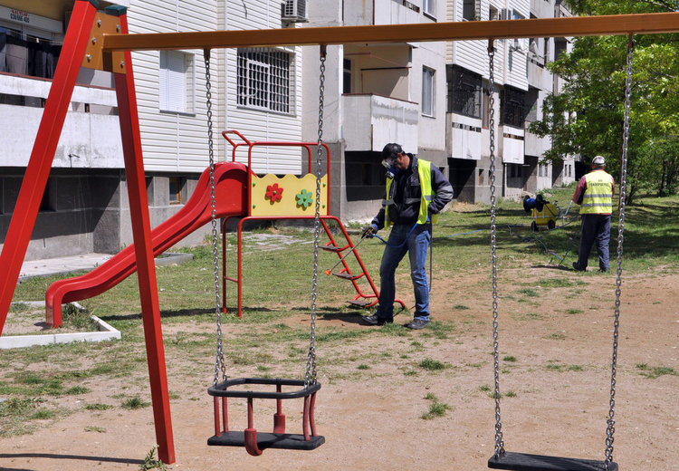 Пръскат с „Бандит“ срещу кърлежи в Хасково