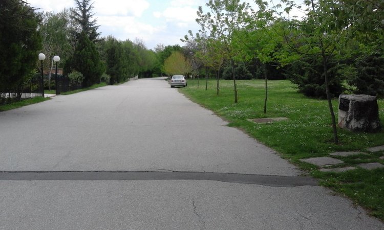 Читател: Джигит с Хюндай катери стълби по алеята в Кенана