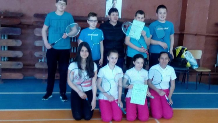 Отборите по бадминтон на СУ се класираха на финал