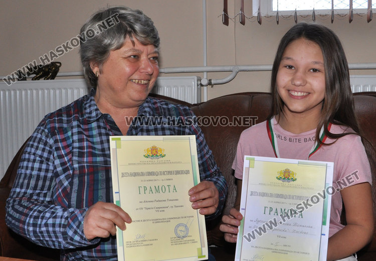 преподавателката по история Красимира Петкова с възпитаничката си Аделина Топалова