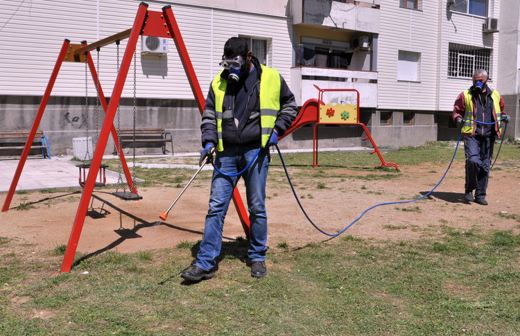 Пръскат с „Бандит“ срещу кърлежи в Хасково