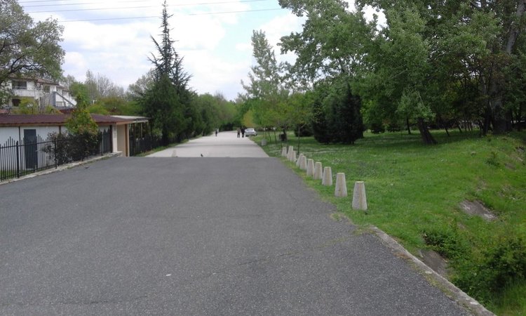 Читател: Джигит с Хюндай катери стълби по алеята в Кенана