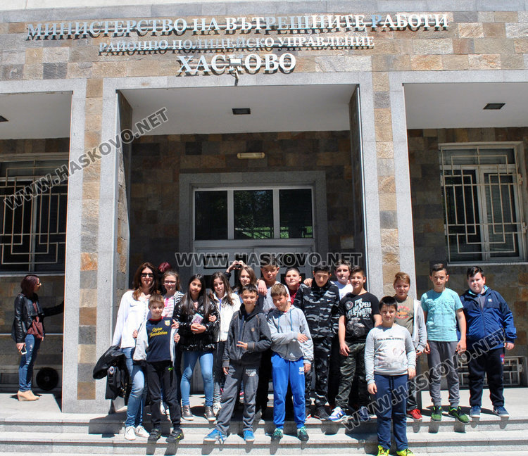 20 деца от Смирненски на оглед в полицията