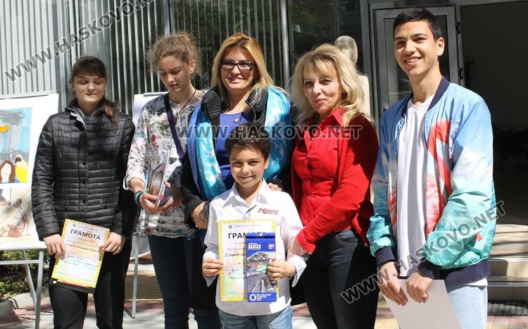 Част от наградените участници в конкурса, които са от школата по рисуване към Детски и младежки център
