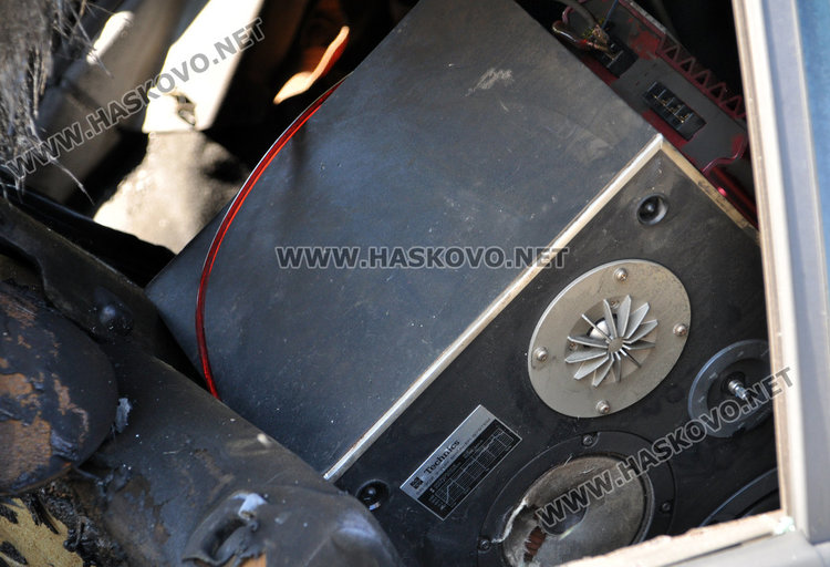 Рено на търговка изгоря в среднощна клада в Червена стена