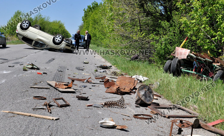 Опел Астра се заби в каруца и се обърна по таван край Хасково