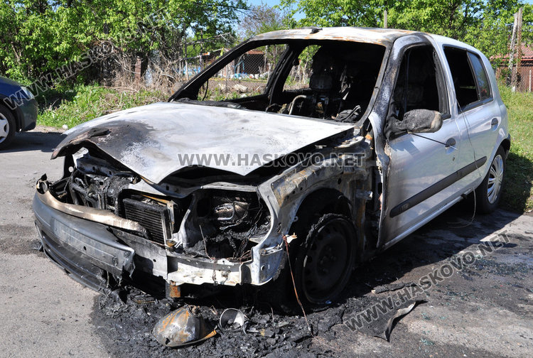 Рено на търговка изгоря в среднощна клада в Червена стена