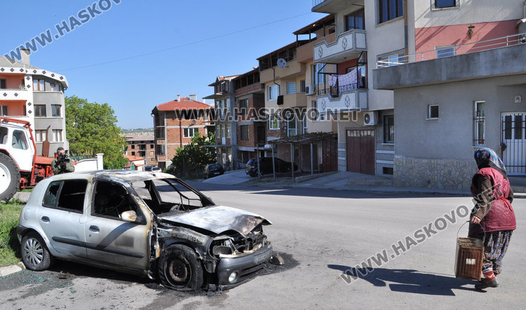Рено на търговка изгоря в среднощна клада в Червена стена