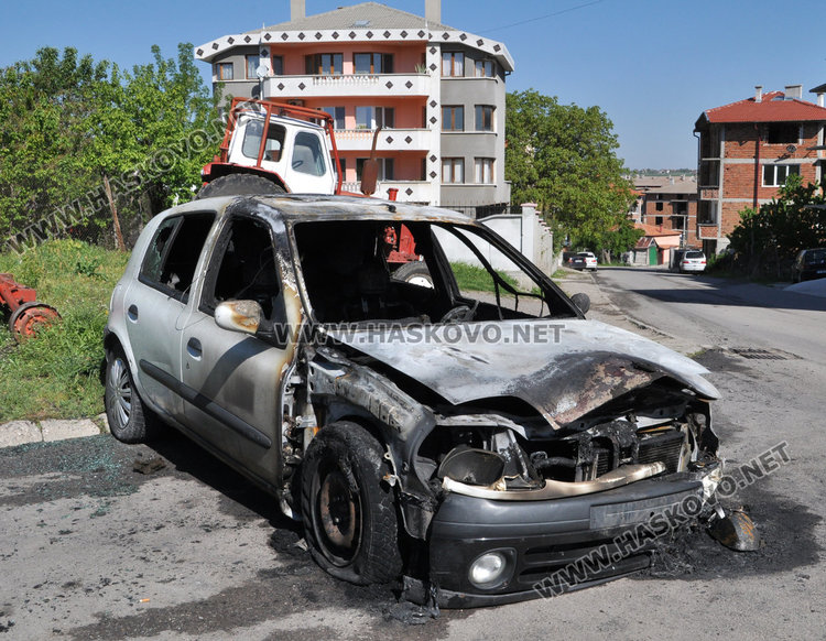 Рено на търговка изгоря в среднощна клада в Червена стена